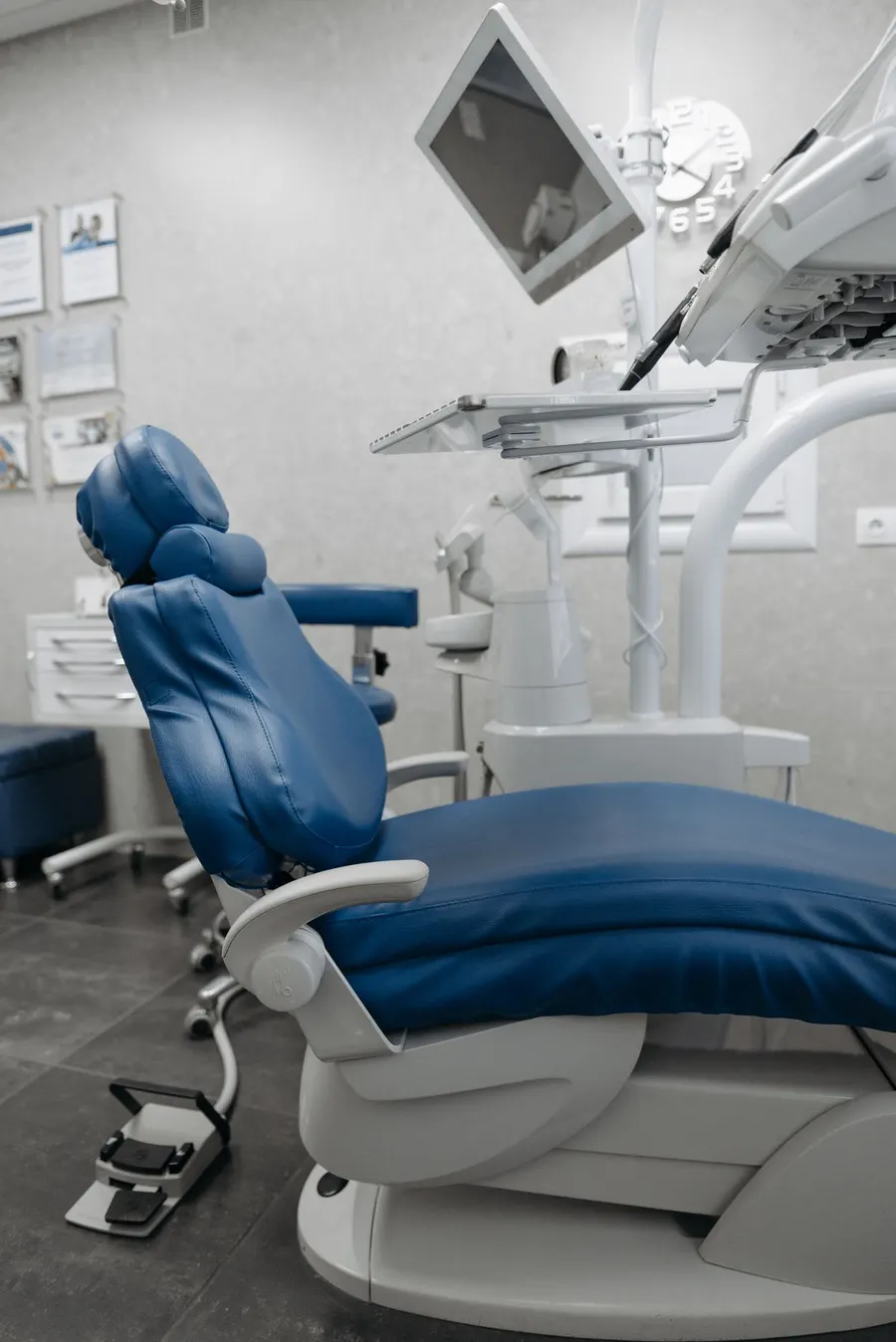 Kursi dental dan peralatan klinik modern — foto ilustrasi