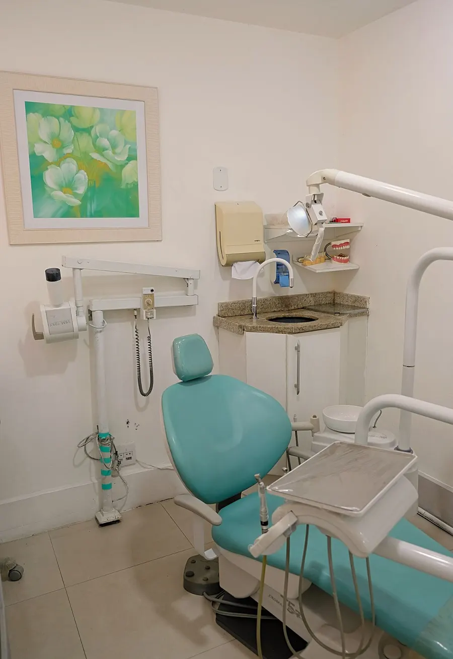 Interior klinik gigi yang bersih dan terang — foto ilustrasi