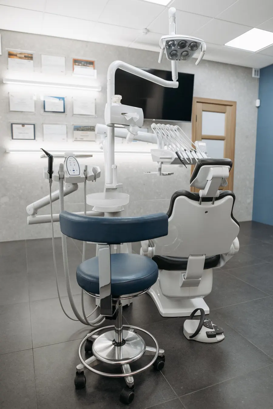 Interior klinik dengan peralatan dental — foto ilustrasi