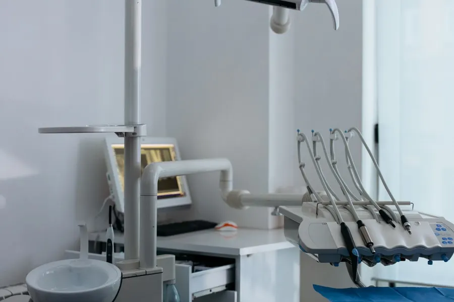 Peralatan dental di ruang praktik — foto ilustrasi